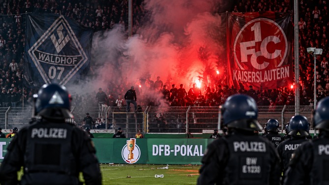 Polizeieinsatz und Fanunruhen beim Pokalspiel zwischen Waldhof Mannheim und dem 1. FC Kaiserslautern