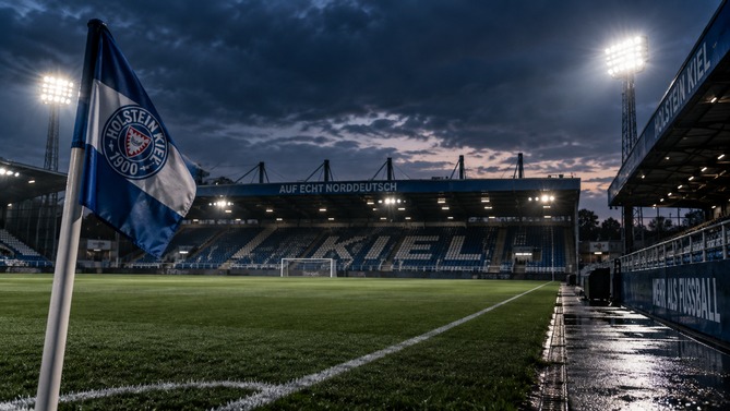 Holstein-Kiel-Stadion unter Flutlicht vor dem Heimspiel gegen den VfL Osnabrück